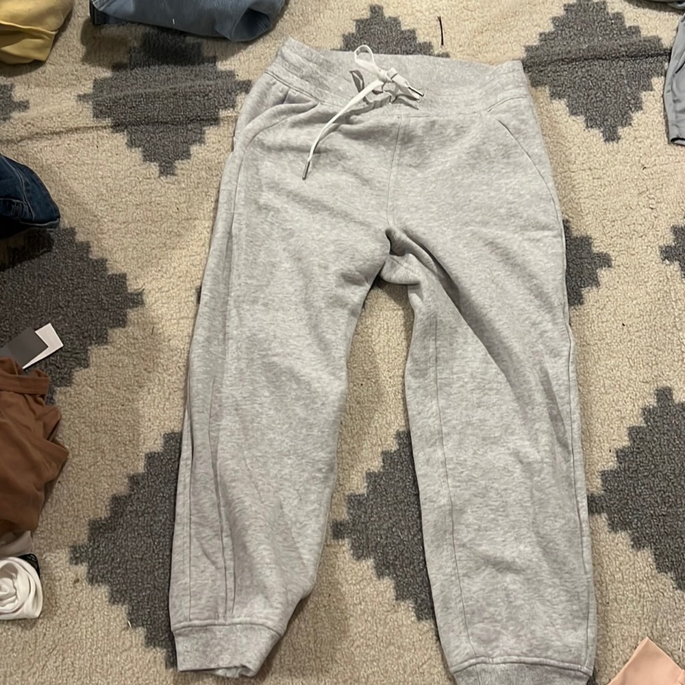 lululemon heather grey cropped scuba joggers